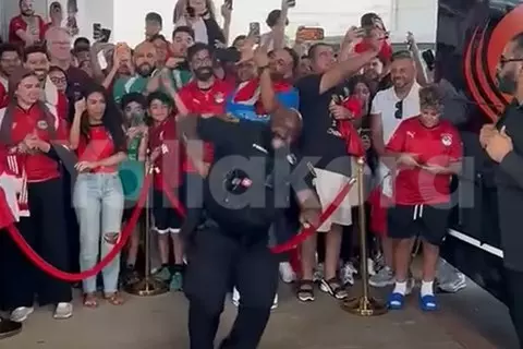 عدسة يلا كورة.. رقص ظابط أمريكي مع جماهير مصر قبل لقاء البرازيل (فيديو)